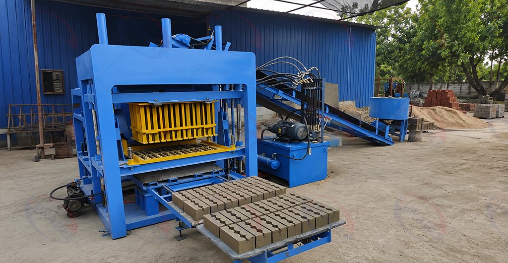 Semi automatic hydraulic brick making machine