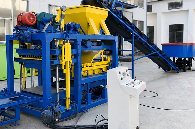 Automatic hydraulic brick making machine